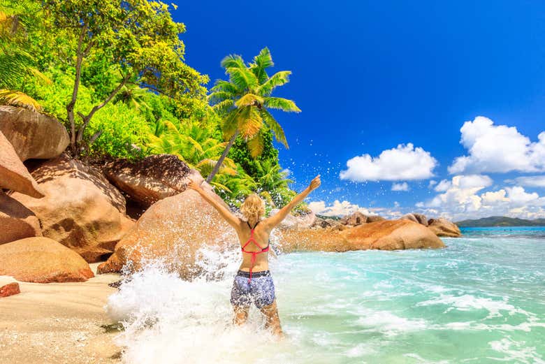 Disfrutando de un baño en la isla Felicité